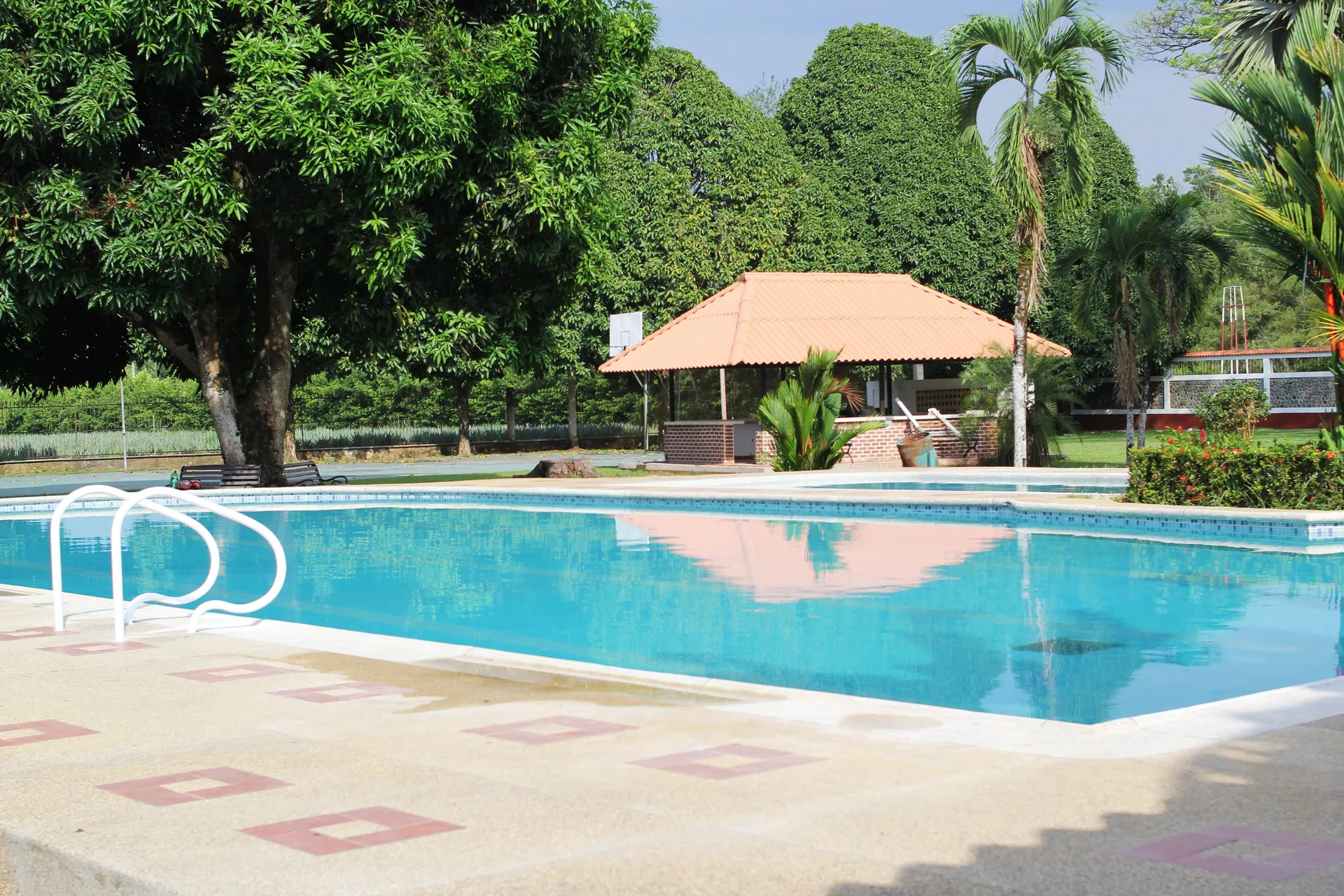 Piscina y kiosko